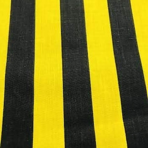 Peut inclure: Tissu rayé noir et jaune avec une texture tissée.