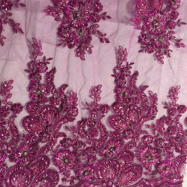 Magenta Blumen sticken und schwere perlen auf einem Mesh Spitzenstoff-verkaufte Massenware-