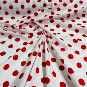 Punto rojo sobre blanco, tela de polialgodón con lunares de 1 pulgada de primera calidad de 58" de ancho. Se vende cortada a medida.