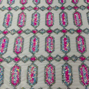 Snoeproze/zilver meerkleurig iriserend juweel-paillettenontwerp op een roze 4-weg stretch mesh-stof.