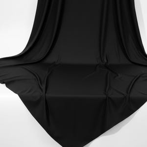 Tecido preto de nylon e elastano, 147 cm de largura com elasticidade em 4 direções, ideal para fantasias e roupas esportivas.