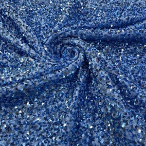 Velours stretch bleu clair avec paillettes de luxe sur 5 mm, paillettes brillantes, extensible dans les deux sens, vendu par mètre.