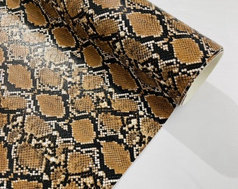 Tapicería de piel sintética de serpiente en color tostado/negro de 137 cm de ancho, textura tridimensional de piel de serpiente, tela de vinilo PVC de imitación de piel, cortada a medida.