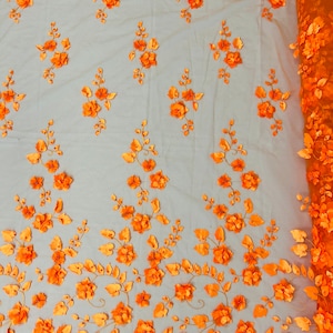 Op de afbeelding: Oranje bloemen geborduurde kant stof met 3D bloemen. De stof heeft een delicate mesh achtergrond en is perfect voor knutselen, naaien en interieurprojecten.