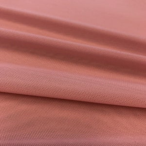 Dusty Rose, 58/60 po. de large, solide extensible, tissu maillé résistant, nylon et élasthanne, vendu au mètre.