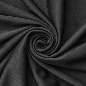 Könnte beinhalten: Ein einfarbiger schwarzer Stoff mit einer dichten, weichen und matten Textur. Das Material ist in einem zentralen Spiralmuster angeordnet, wodurch tiefe, fließende Falten und Schatten entstehen, die die dunkle Farbe und glatte Oberfläche betonen.