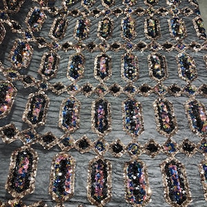 Zwart/blauw iriserend ontwerp met juweel-pailletten op een zwarte 4-weg stretch mesh-stof - op maat gesneden verkocht.