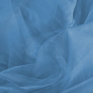 Tela de organza de cristal color bígaro de 58/60" de ancho, 100 % poliéster, suave, liviana, transparente y transparente. Se vende cortada a medida.