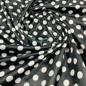 Weiß 1/2 Zoll Multi Color Polka Dot auf einem schwarzen weichen Charmeuse Satin-Stoff Verkauft lose Lager-60 &quot;breite 100% Polyester.