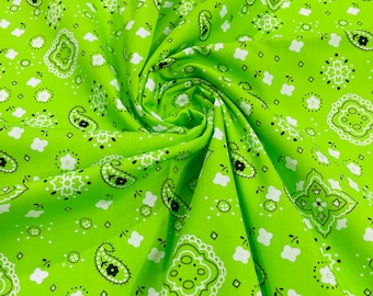 Könnte beinhalten: Grüner Stoff mit einem weißen und schwarzen Paisley-Muster.