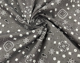 Könnte beinhalten: Grauer Stoff mit einem weißen Paisley-Muster. Der Stoff ist gefaltet und zeigt das sich wiederholende Muster.