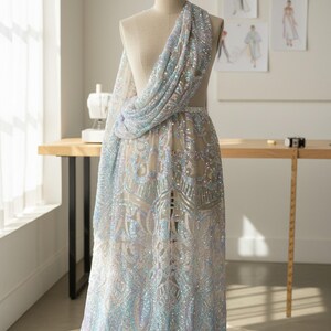 Royalty Paillettenbestickter Stretch-Mesh-Stoff in Nude, aquamarin-schimmerndes Design, erhältlich in großen Mengen