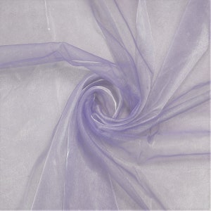 Tela de organza cristalina, transparente, liviana y suave, 100 % poliéster, color lavanda, de 58/60" de ancho. Se vende cortada a medida.