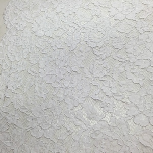 Renda francesa vintage branca bordada em tule antigo. Ideal para vestidos de noiva, camisolas e vestidos de formatura - vendida por metro.