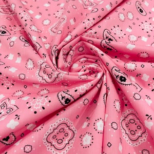 Tecido rosa com estampa de bandana, 147/150 cm de largura, 65% poliéster e 35% algodão, ideal para máscaras faciais, roupas/fantasias/papelaria.