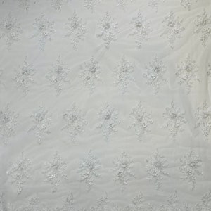 Tecido de chiffon com bordado floral 3D de margaridas brancas e pérolas em renda de tule - vendido por metro.