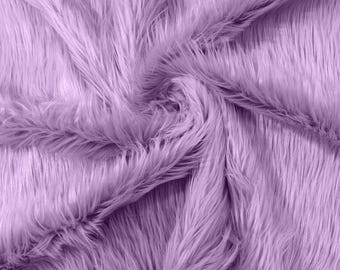 Tessuto in pelliccia sintetica a pelo lungo color lilla, ideale per costumi, lavori artigianali e decorazioni per la casa.