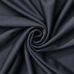 Könnte beinhalten: Ein dunkel anthrazitfarbener Stoff mit glatter, matter Textur, der in einem zentralen Spiralmuster angeordnet ist und tiefe, fließende Falten sowie Schatten erzeugt, die von der Mitte ausstrahlen und die gleichmäßige Farbe unterstreichen.