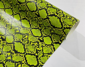 Tapicería de piel sintética de serpiente verde neón/negro de 137 cm de ancho, textura tridimensional de piel de serpiente, tela de vinilo PVC de imitación de piel, cortada a medida.