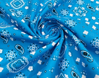 Könnte beinhalten: Blauer Stoff mit einem weißen und schwarzen Paisley-Muster. Der Stoff ist gefaltet und hat eine weiche, strukturierte Haptik.