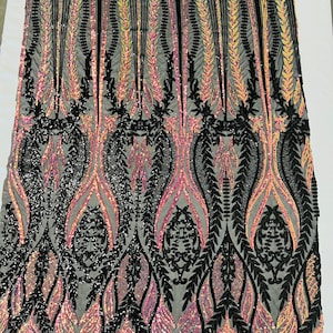 Regenboog iriserend/zwart Tweekleurig damastontwerp met pailletten geborduurd op een zwarte 4-way stretch mesh-stof - verkocht op maat gesneden.