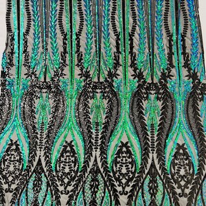Groen iriserend/zwart Tweekleurig damastontwerp met geborduurde pailletten op een zwarte 4-weg stretch mesh-stof, op maat gesneden verkocht.
