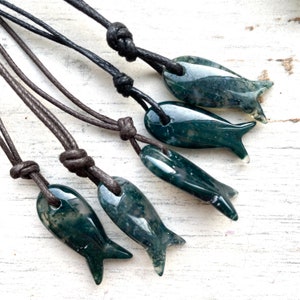 Pendentif petit poisson en agate mousse, cadeau pour homme pour pêcheur à la ligne, collier de poisson sculpté en pierres précieuses, cadeau de Pâques végétalien pour biologiste marin