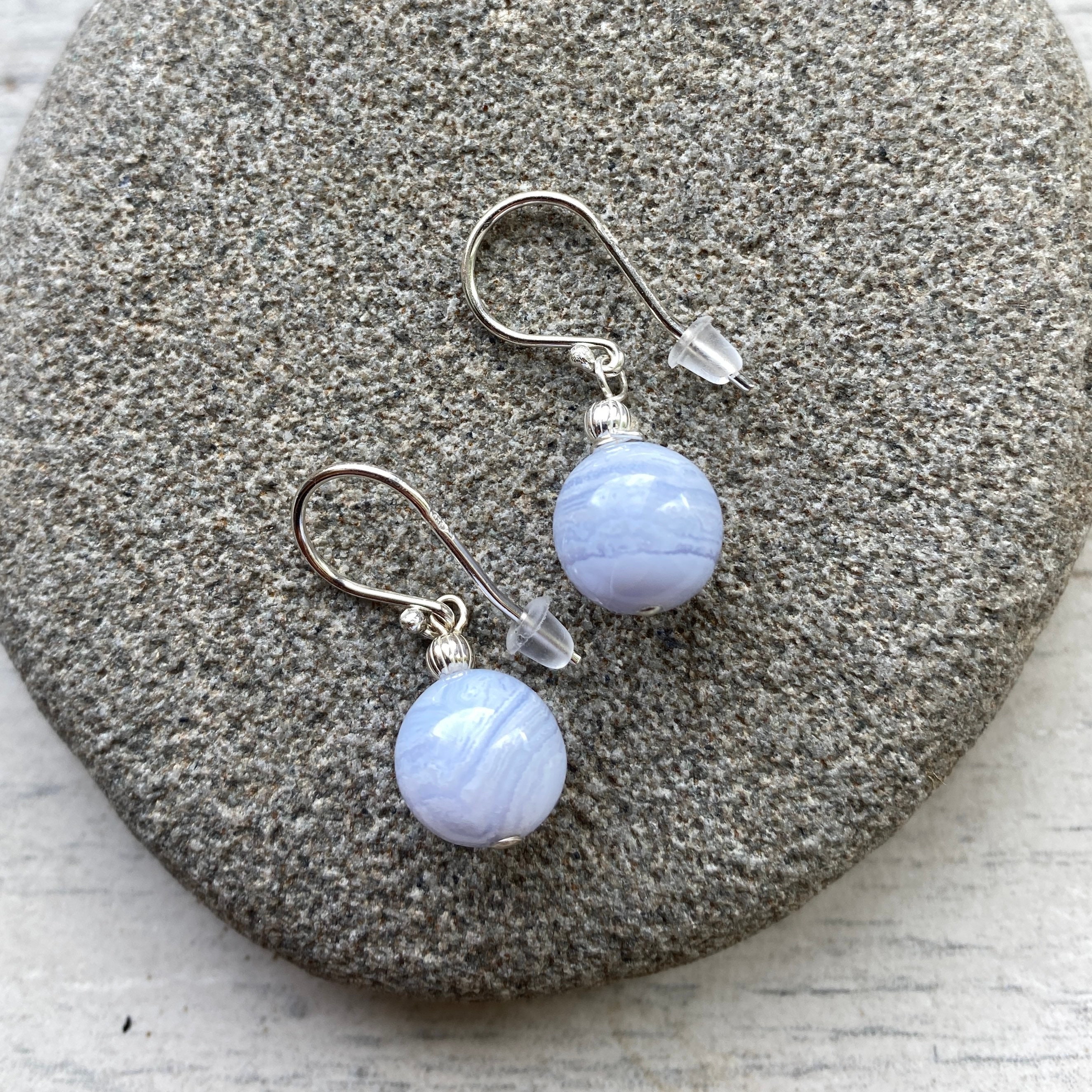 Orecchini a perno in agata con pizzo blu in argento sterling borchie