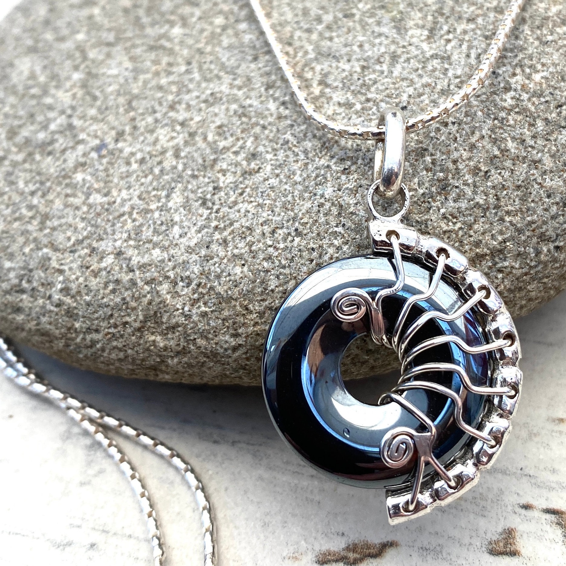 Collana Con Ciondolo In Ematite Naturale - Girocollo Unisex 45 Cm Con Chiusura A Vite - Regalo In Scatola - Pietra Di Coraggio E Concentrazione