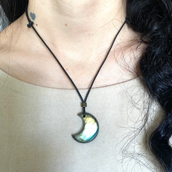 collar grande de luna de labradorita, colgante de luna de cristal, regalo caprichoso de piedras preciosas para ella, piedras de calidad AA en cordón vegano