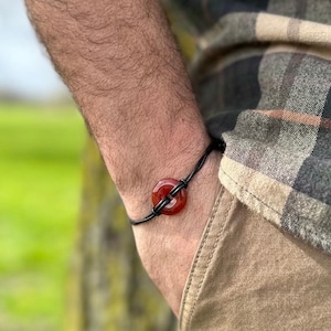 Carneoolarmband voor heren, verstelbare leren kristallen armband, geboortesteenarmband man, cadeau voor genezing, genezingscadeau voor moed