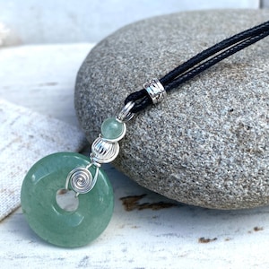 Kleiner grüner Aventurin-Edelsteinanhänger, Silberdraht gewickelte Donut-Halskette für sie, veganes Teenager Geschenk.