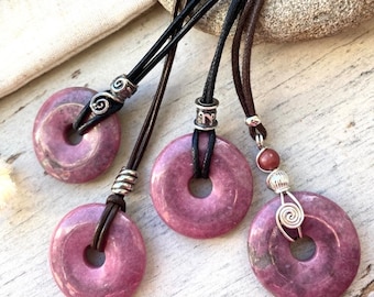 Pendentif donut en rhodonite rose : fil en argent sterling, collier réglable