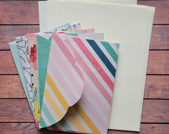Papelería floral: Papel de escribir y sobres color crema hechos a mano