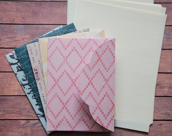 Papelería floral: Papel de escribir hecho a mano en color crema, sobres estampados