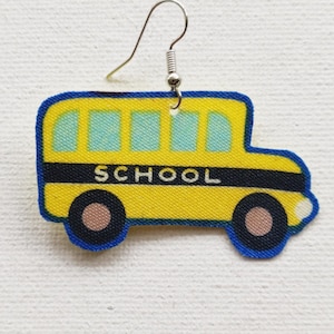 Handgemachte gelbe Schulbus Stoffohrringe, Schulbus Ohrringe, gelbe Schulbusse, Schulbus Schmuck, gelbes Schulbusfahrer Geschenk