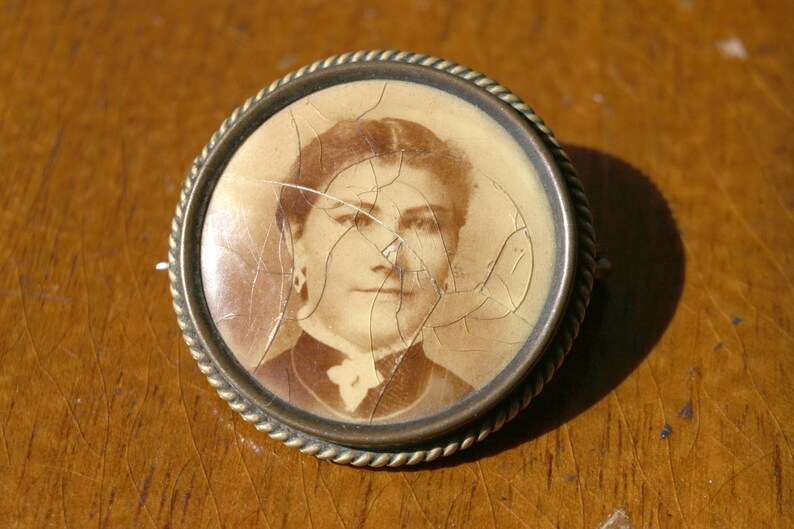 vintage brass photo brooch 1900s Amerikaner double