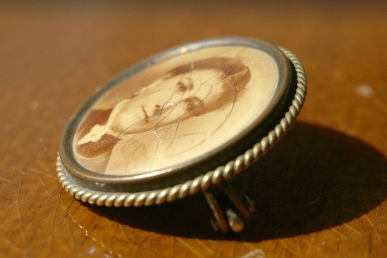 vintage brass photo brooch 1900s Amerikaner double