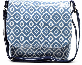 Blauwe zeildoek messengertas met azteeks design. Waterbestendig. Verstelbare riem. Binnenzak met ritssluiting.