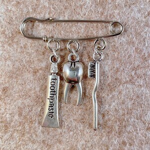 Dentist themed kilt pin (38 mm long)