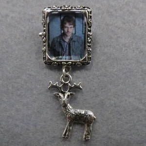 Broche/pin de solapa con imagen de Will Graham y dije.