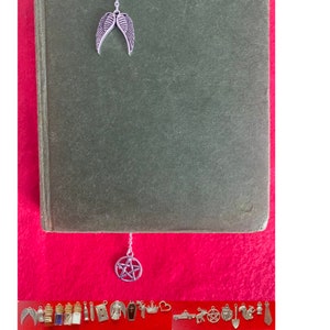Marcador de cadena inspirado en lo sobrenatural con 2 amuletos de su elección