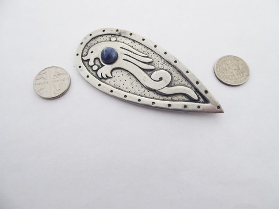 Broche En étain Vintage Saint Justin - Bijou Ancien Motif Rétro - Occasion Bon état
