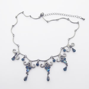 Vintage Avon Halskette aus schwarzem Metall und dunkelblauem Aurora Borealis-Strass mit gewellter Kette