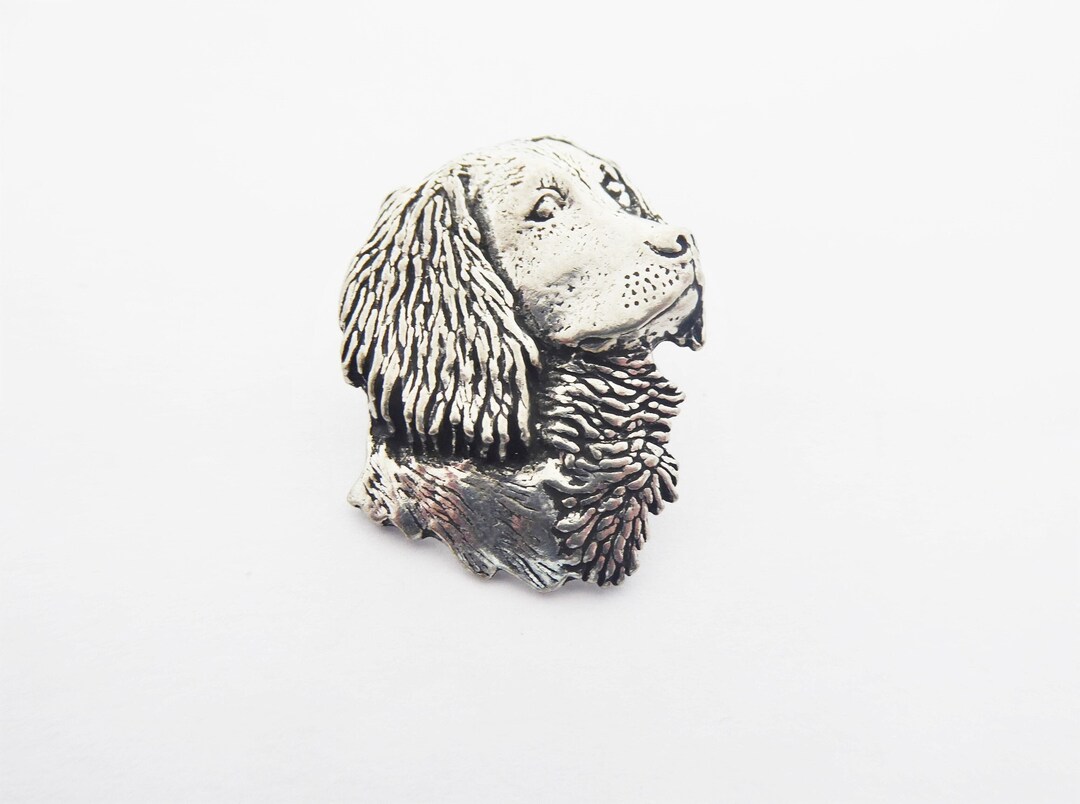 A selection of jewellery, to include pewter animal brooches by A.R