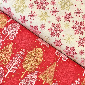 Peut inclure: Deux rouleaux de tissu sur le thème de Noël. L'un présente des flocons de neige rouges et dorés sur un fond crème. L'autre a un fond rouge avec des arbres et des étoiles stylisés dorés et blancs.
