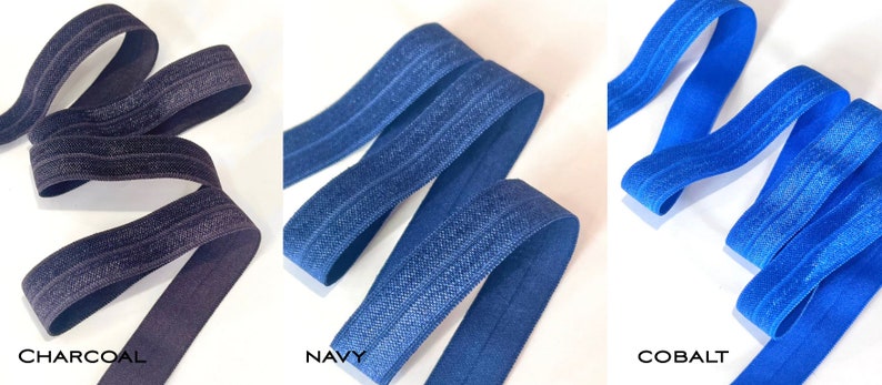Puede incluir: Tres rollos de tejido el&aacute;stico en colores carb&oacute;n, azul marino y azul cobalto. Cada rollo tiene un brillo sutil y est&aacute; doblado por la mitad.