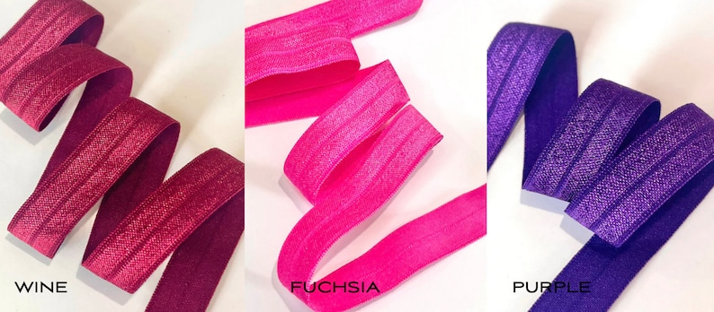 Puede incluir: Tres rollos de cinta el&aacute;stica en colores vino, fucsia y morado. Cada rollo tiene un brillo sutil y un patr&oacute;n texturizado.