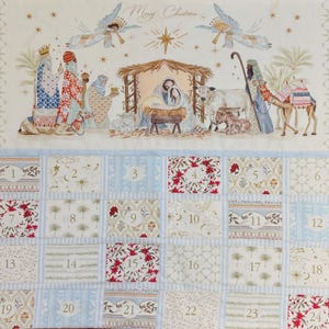 Könnte beinhalten: Ein Stoff-Adventskalender mit einer Krippenszene und dem Schriftzug Merry Christmas. Darunter befinden sich vierundzwanzig nummerierte Taschen mit verschiedenen Mustern, darunter blaue Streifen, rote Blumenmotive und goldene Sterne auf cremefarbenem Grund.