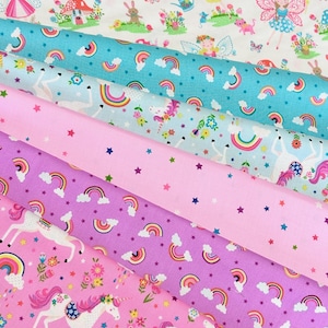 Pode incluir: Vários rolos de tecido com padrões de contos de fadas. Os desenhos incluem fadas, arco-íris, unicórnios e estrelas, sobre fundos pastel. A combinação de cores é principalmente rosa, roxo e azul, oferecendo uma sensação caprichosa e imaginativa.